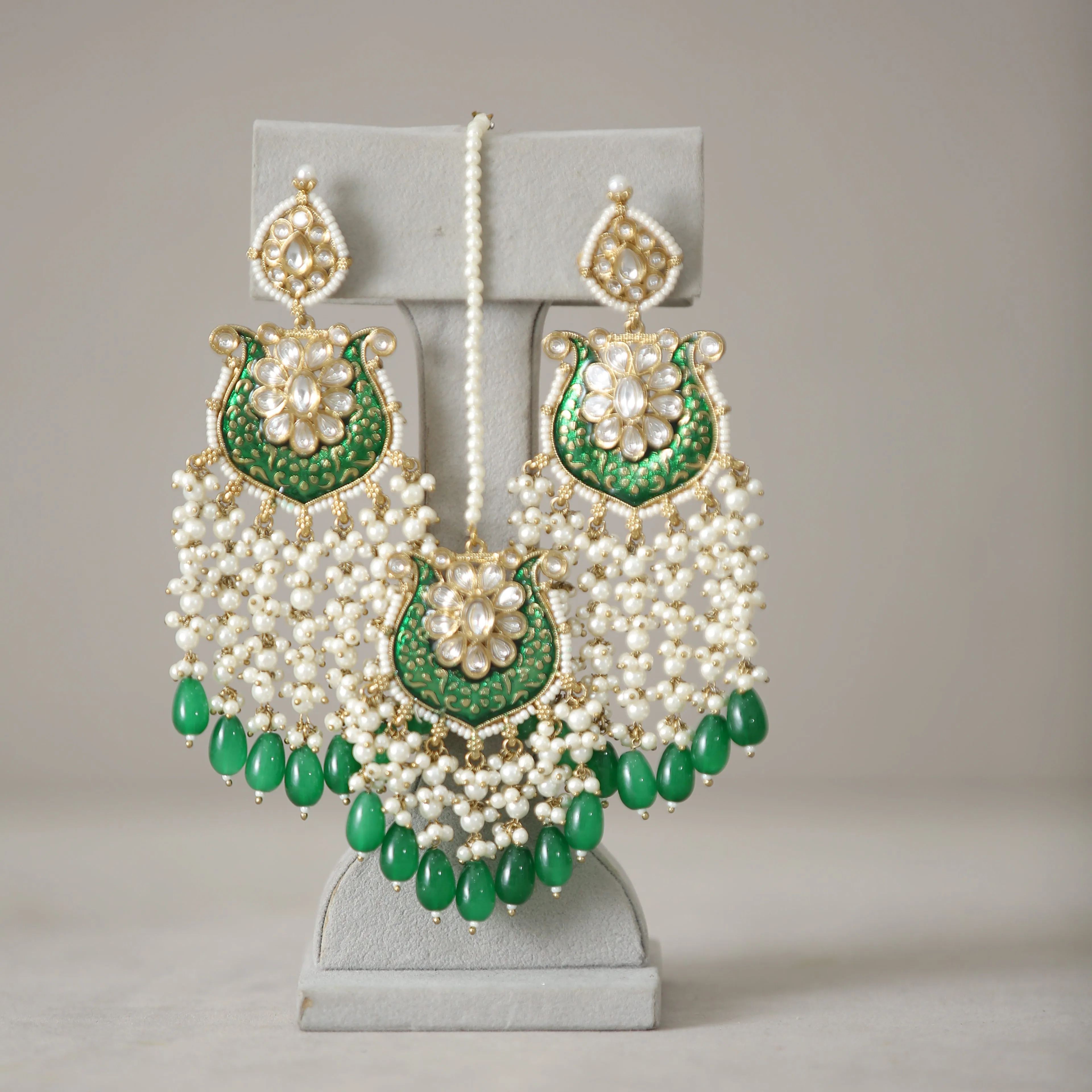 Anaisha Kundan Earrings With Tikka