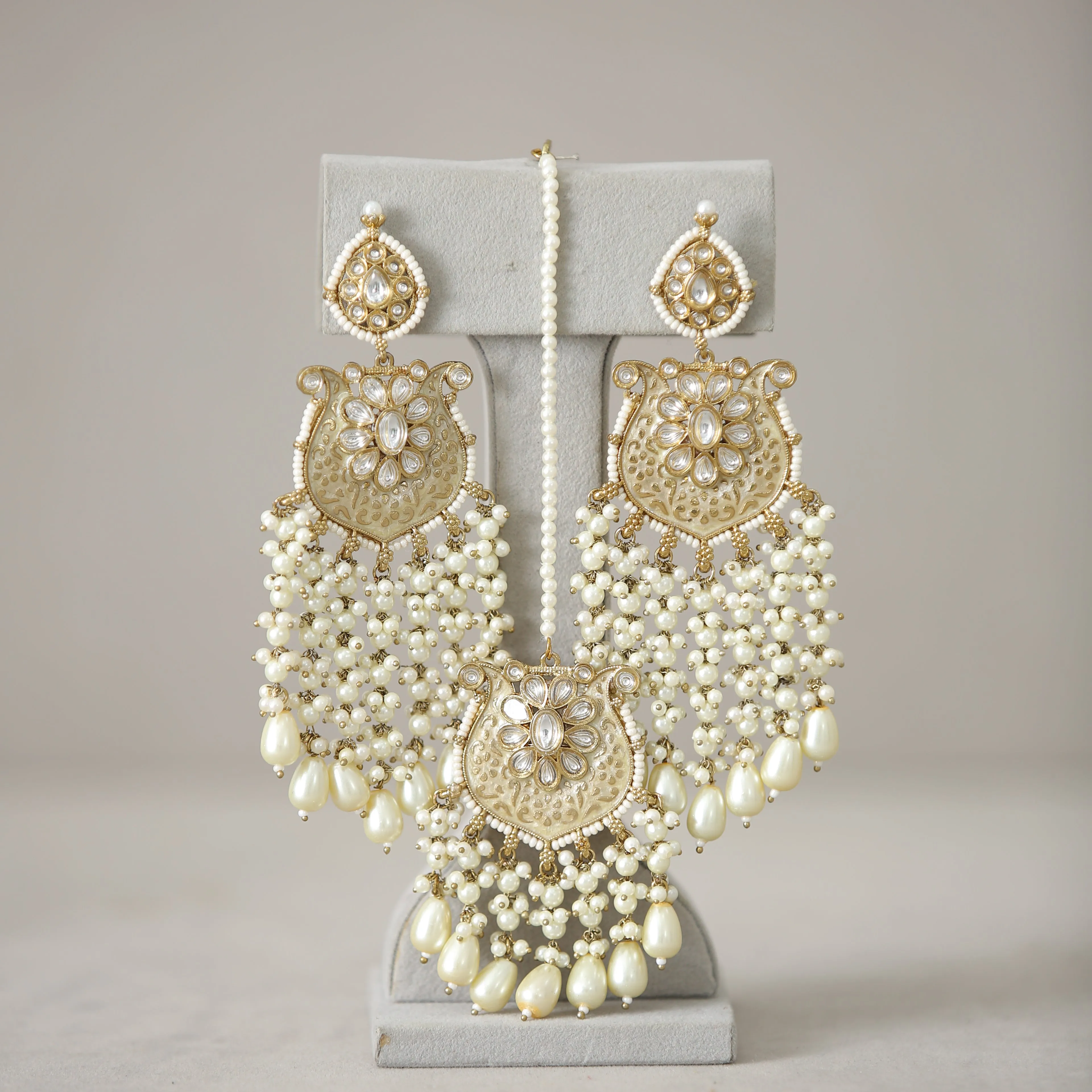 Anaisha Kundan Earrings With Tikka