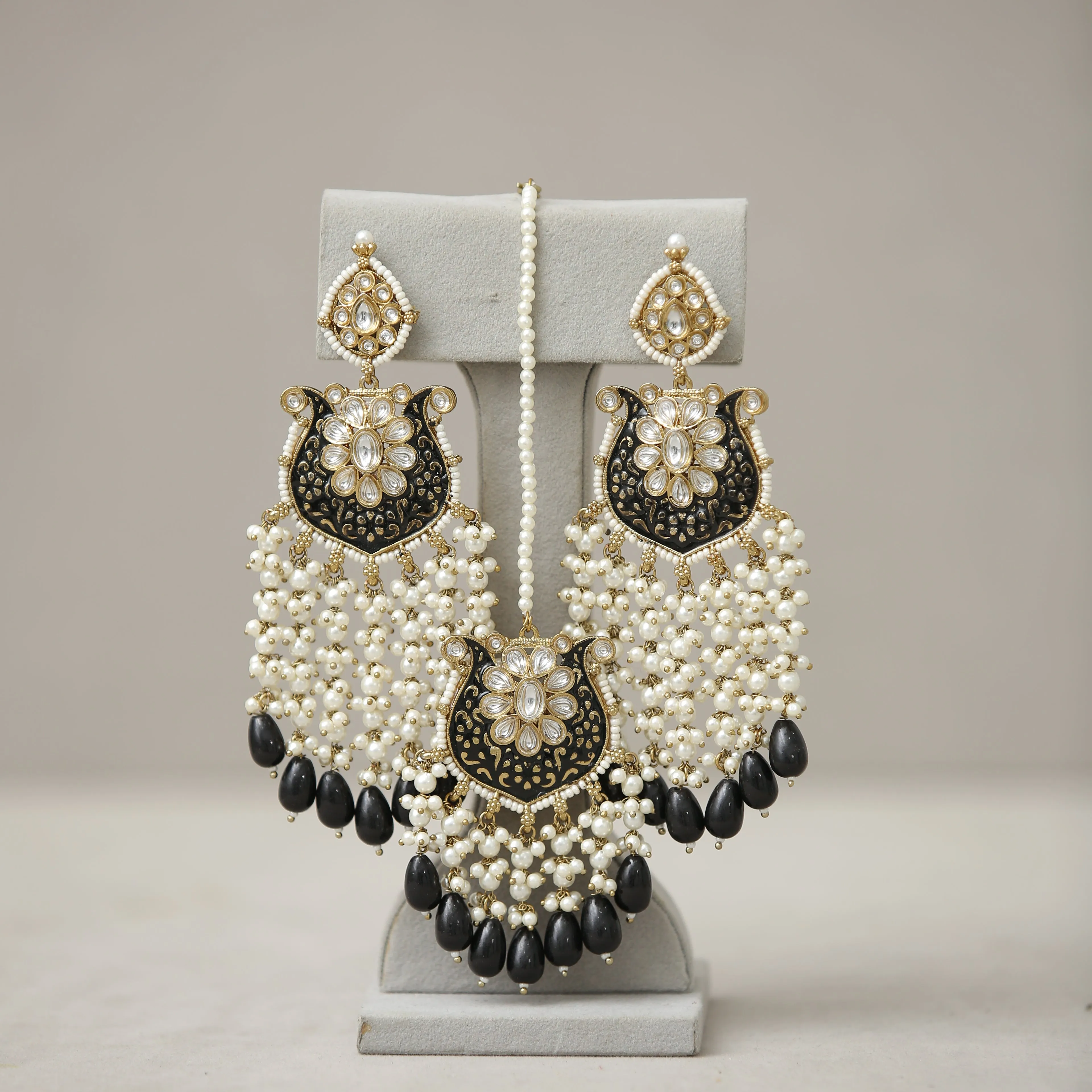 Anaisha Kundan Earrings With Tikka